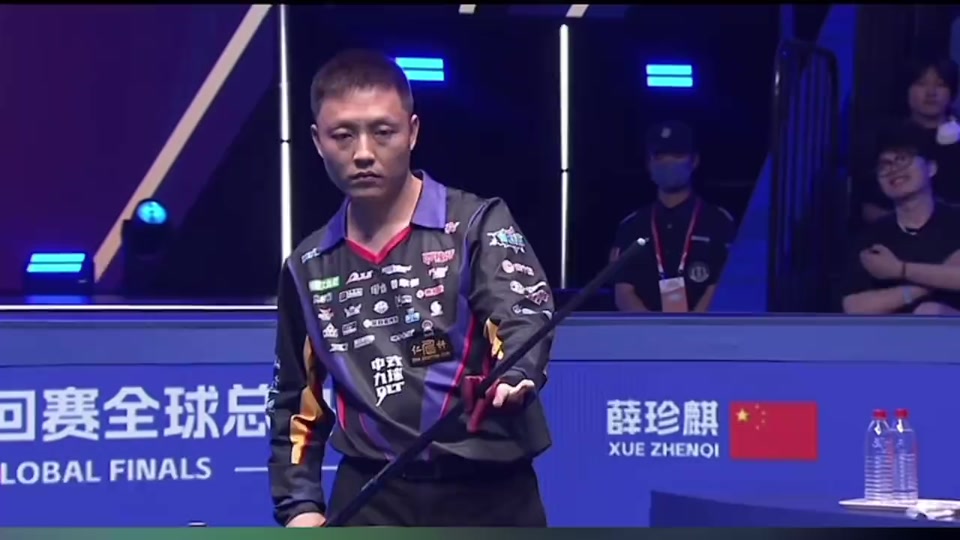 背后展现出 背后展现出